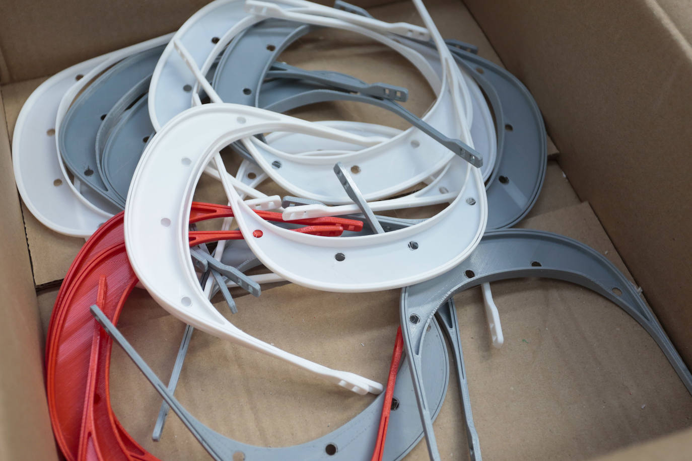 Fotos: La empresa Camperiza-T recoge, fabrica y dona pantallas protectoras