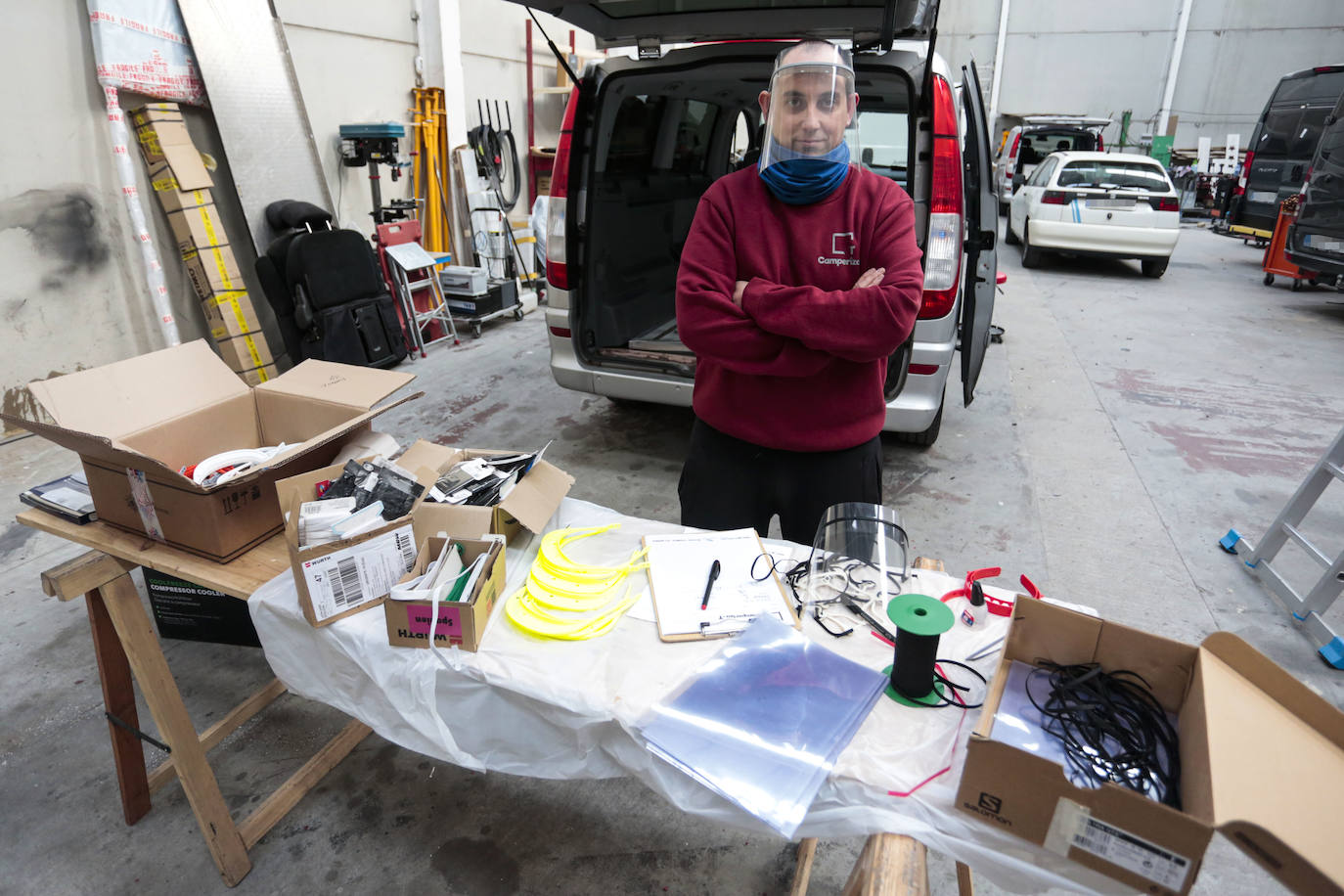 Fotos: La empresa Camperiza-T recoge, fabrica y dona pantallas protectoras