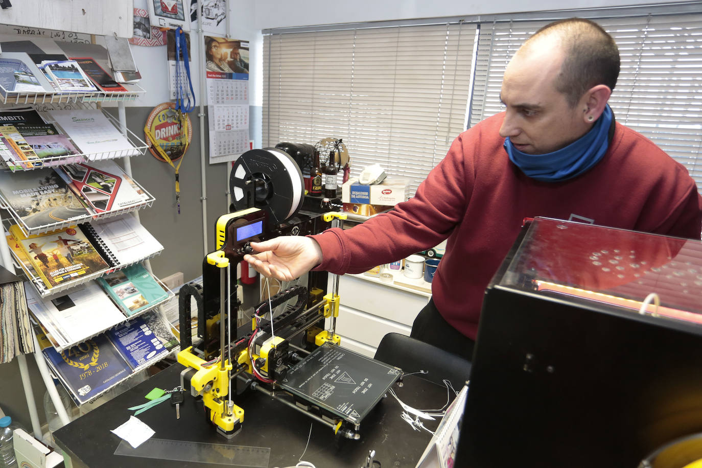 Fotos: La empresa Camperiza-T recoge, fabrica y dona pantallas protectoras