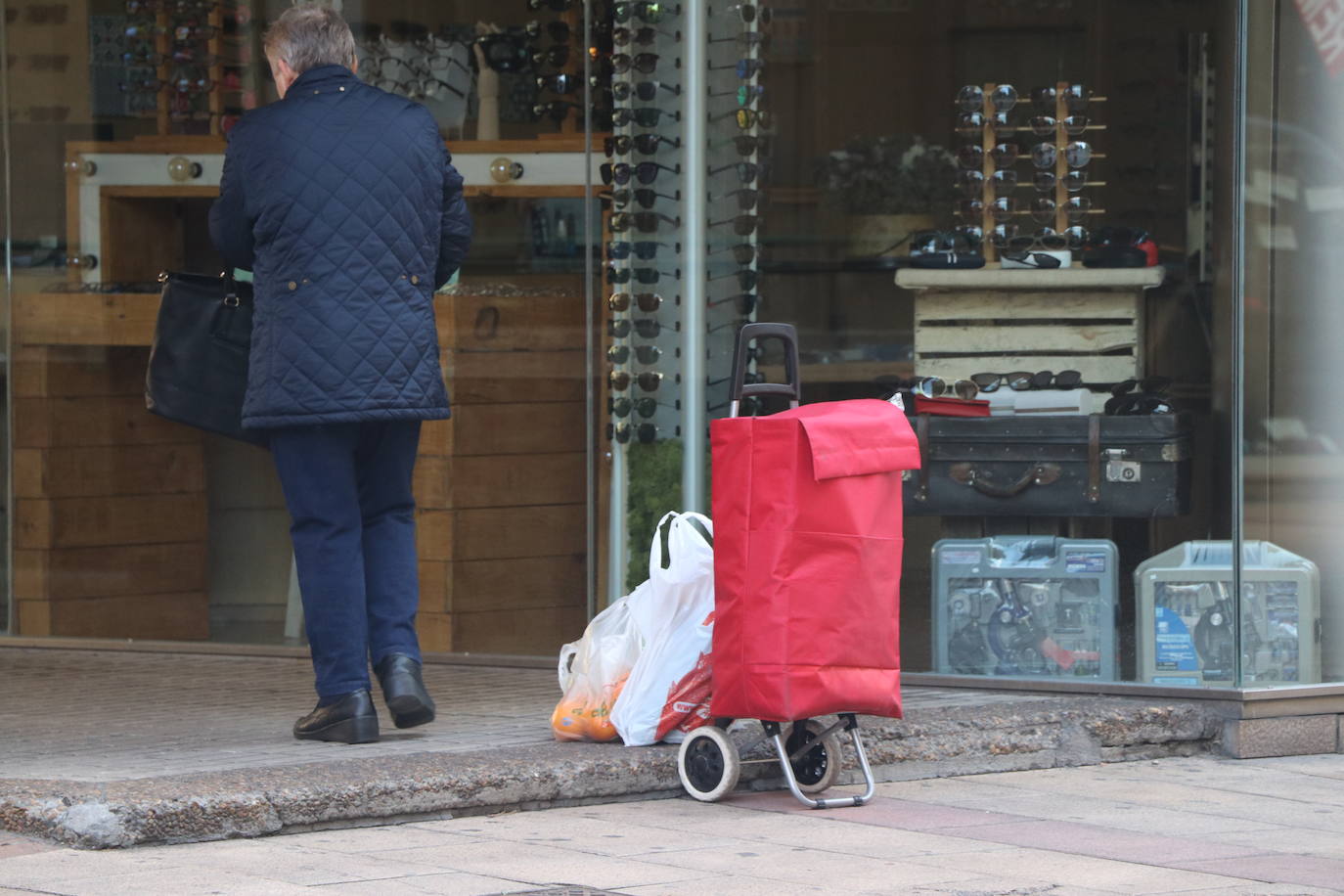 La imagen sigue siendo la habitual a la que se veía estos días de atrás durante el confinamiento. Gente haciendo sus compras o dirigiéndose decididamente hacia algún lugar, aunque también es la tónica ver a personas de riesgo circulando por las calles sin motivo aparente. El Ejército de Tierra tambien está desplegado por las calles de la capital leonesa.