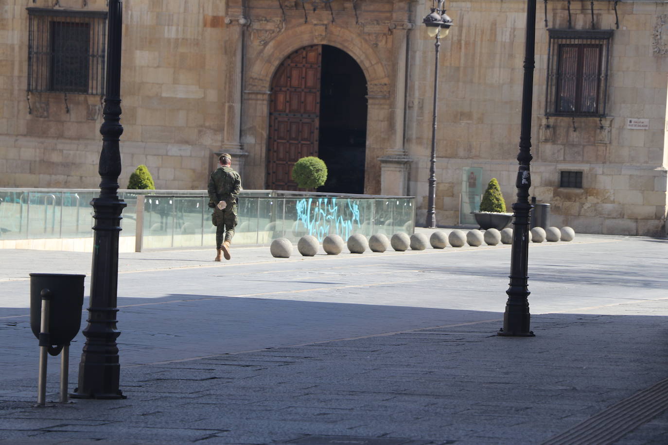 La imagen sigue siendo la habitual a la que se veía estos días de atrás durante el confinamiento. Gente haciendo sus compras o dirigiéndose decididamente hacia algún lugar, aunque también es la tónica ver a personas de riesgo circulando por las calles sin motivo aparente. El Ejército de Tierra tambien está desplegado por las calles de la capital leonesa.