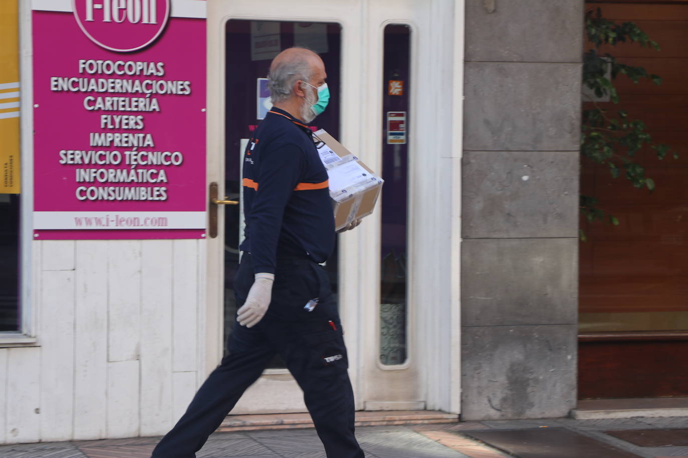 La imagen sigue siendo la habitual a la que se veía estos días de atrás durante el confinamiento. Gente haciendo sus compras o dirigiéndose decididamente hacia algún lugar, aunque también es la tónica ver a personas de riesgo circulando por las calles sin motivo aparente. El Ejército de Tierra tambien está desplegado por las calles de la capital leonesa.