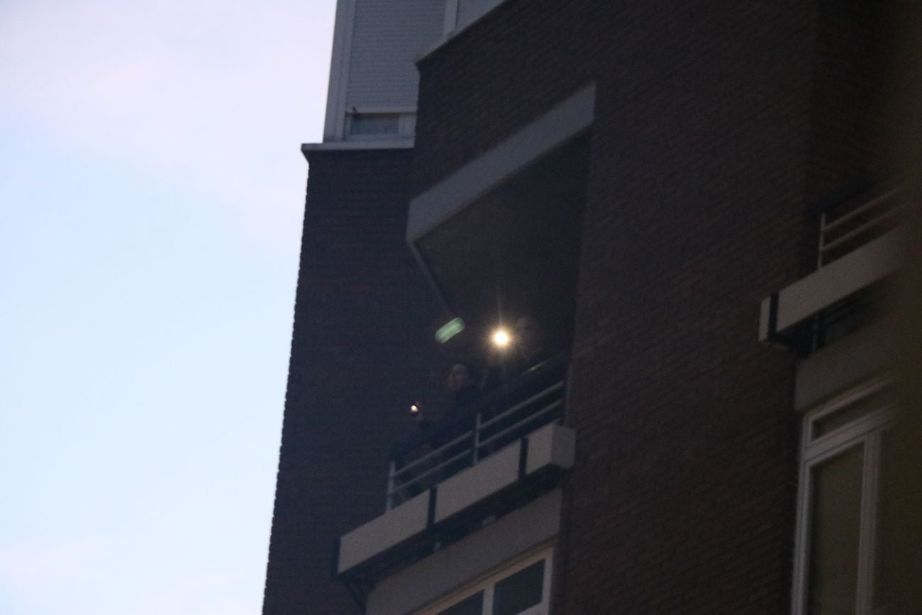 León vuelve a asomarse a los balcones para resistir en la dura cuarentena que mantiene confinada a la ciudad para frenar el Covid-19.