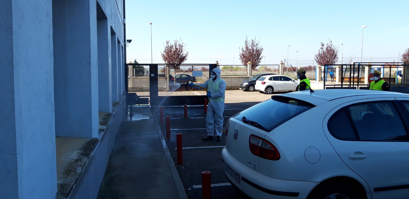 Una unidad de la UME se ha desplazado este viernes a La Bañeza para actuar, entre otros, en ese punto. Lo ha hecho con el fin de proceder a la desinfección de los lugares en los que el virus podría hacerse más presente.