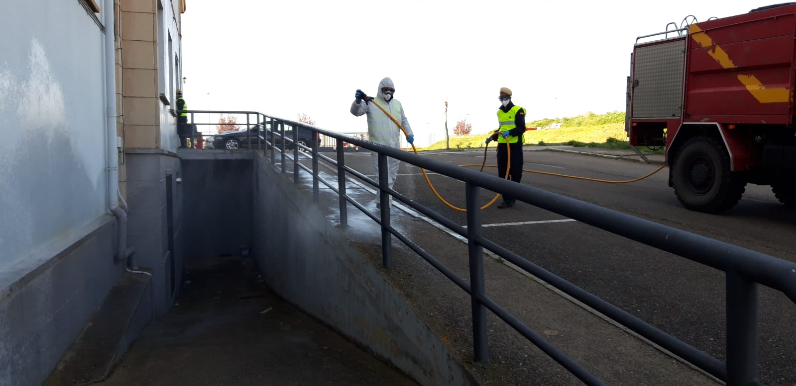 Una unidad de la UME se ha desplazado este viernes a La Bañeza para actuar, entre otros, en ese punto. Lo ha hecho con el fin de proceder a la desinfección de los lugares en los que el virus podría hacerse más presente.