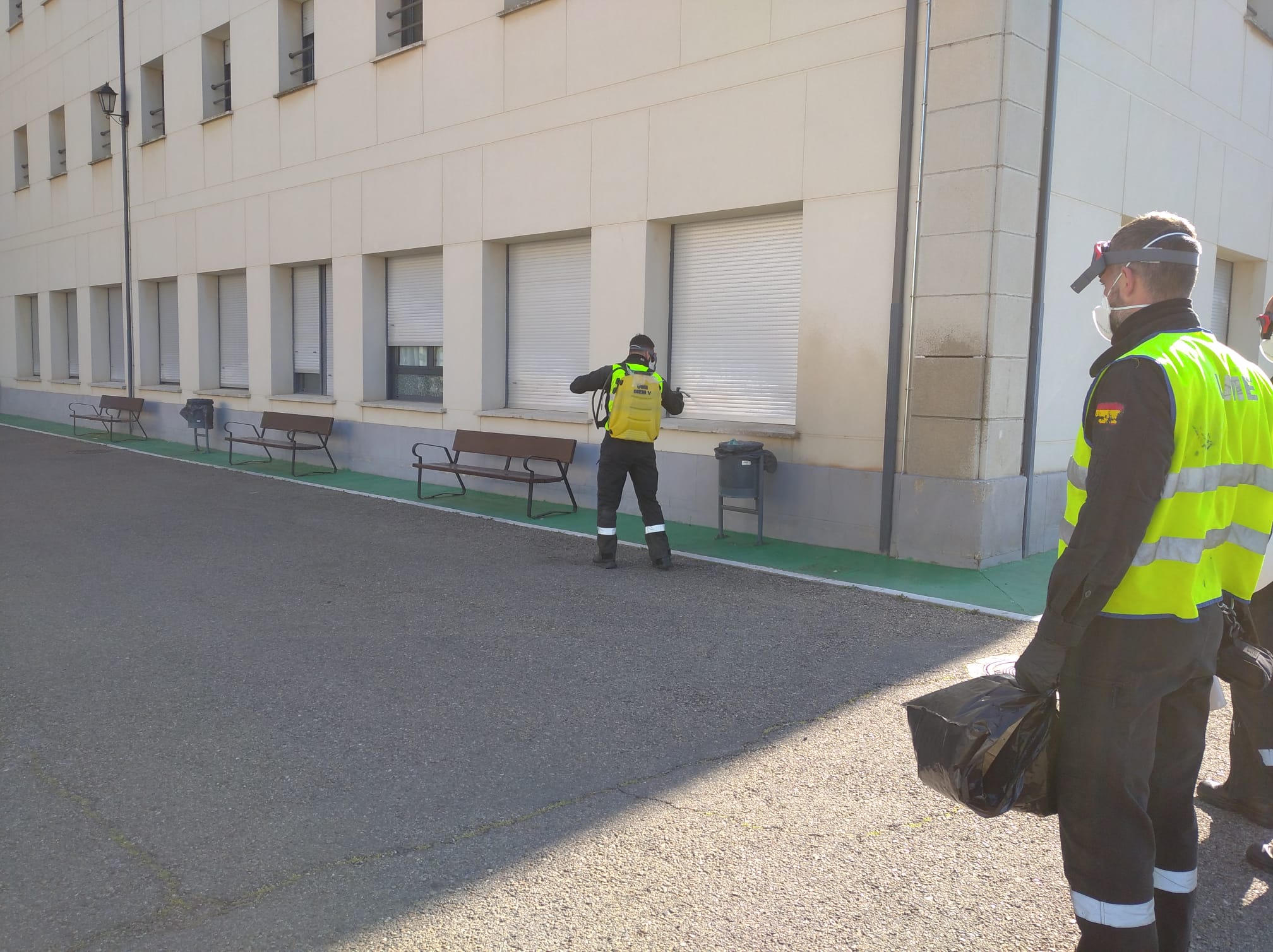 Una unidad de la UME se ha desplazado este viernes a La Bañeza para actuar, entre otros, en ese punto. Lo ha hecho con el fin de proceder a la desinfección de los lugares en los que el virus podría hacerse más presente.