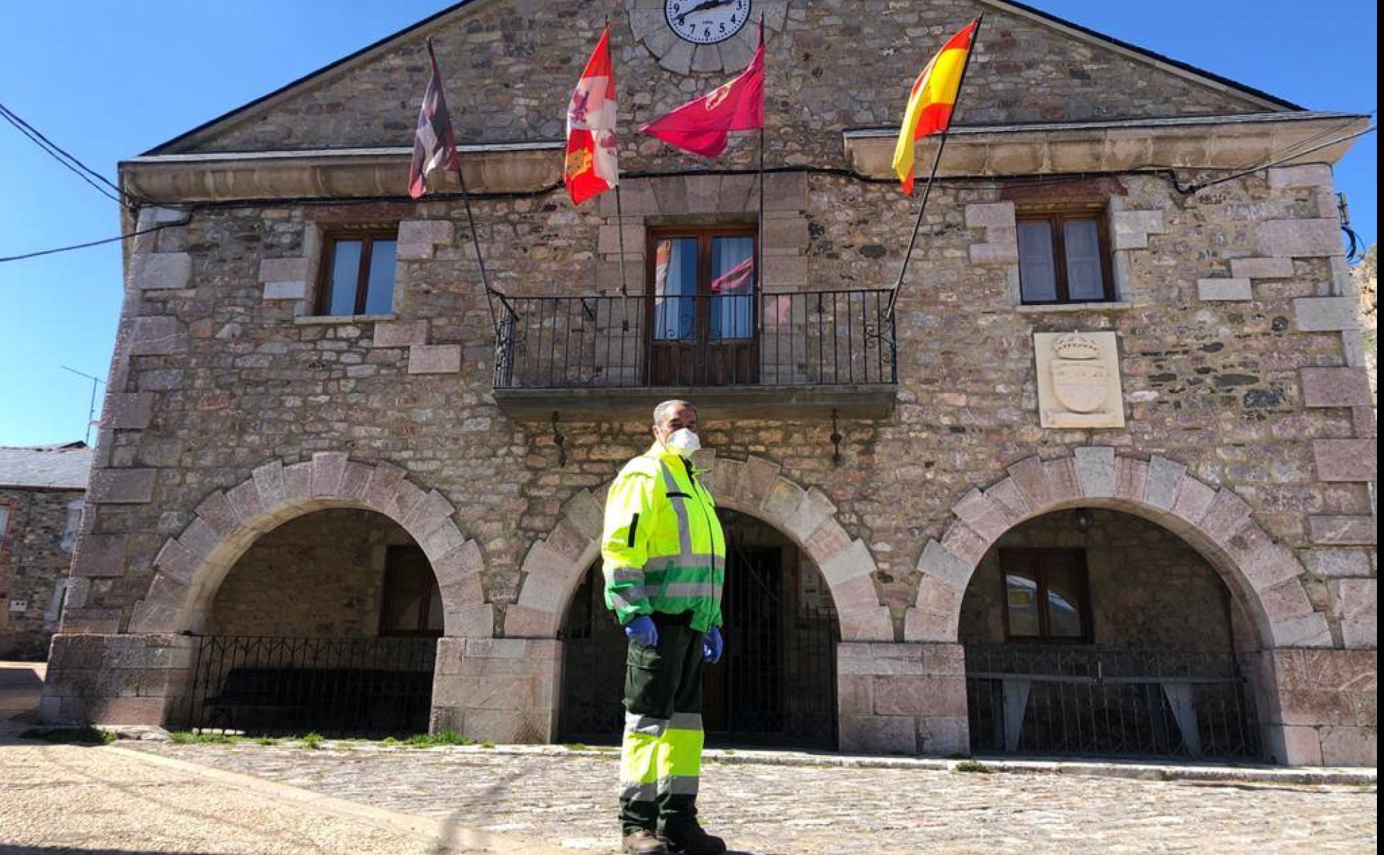 Pedro posa ante el Ayuntamiento. 