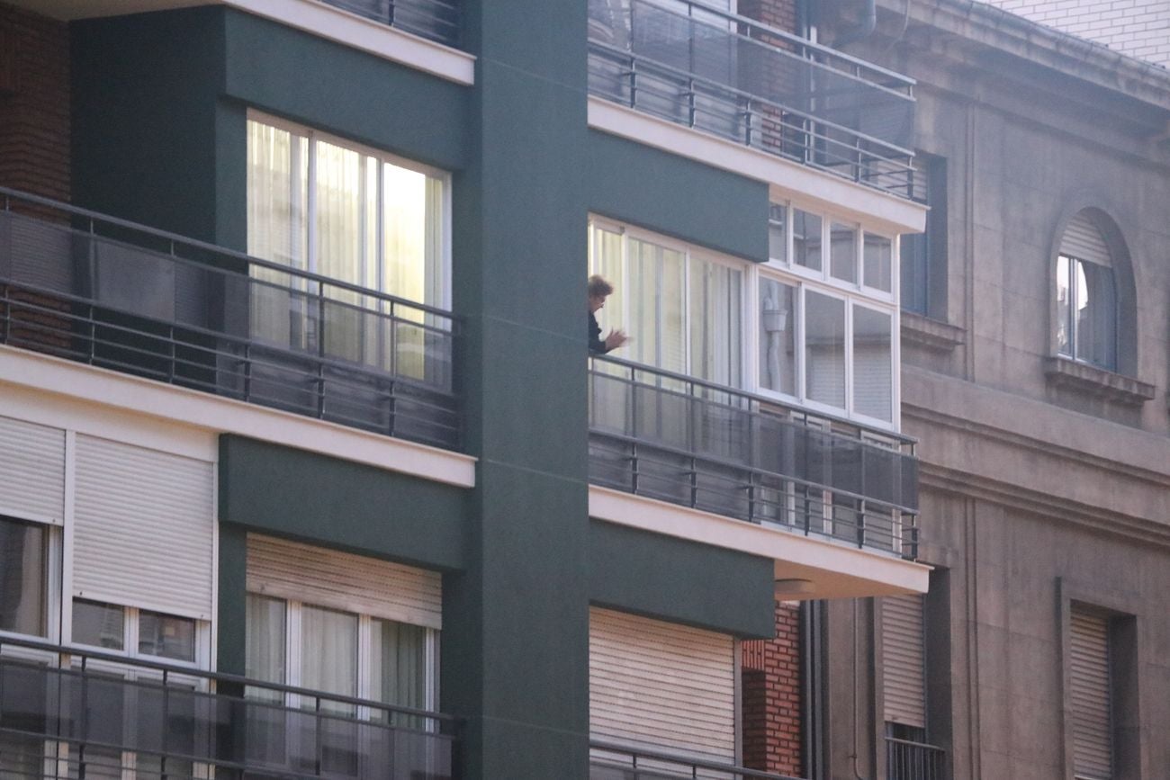 León sale a los balcones para aplaudir a los sanitarios y recordar su lucha por mantener la batalla contra el Covid 19