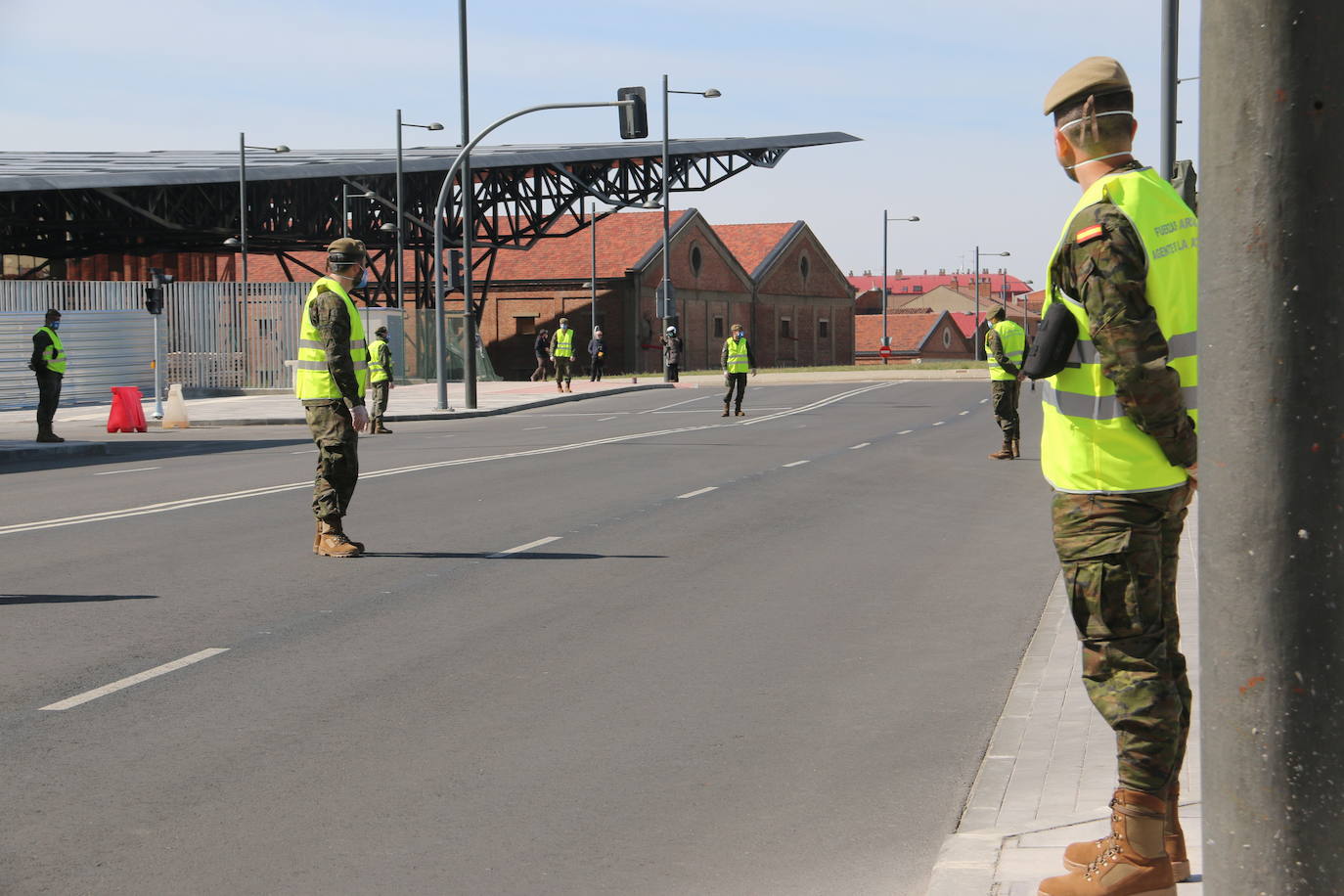 Fotos: El Regimiento de Artillería de Campaña patrulla por León