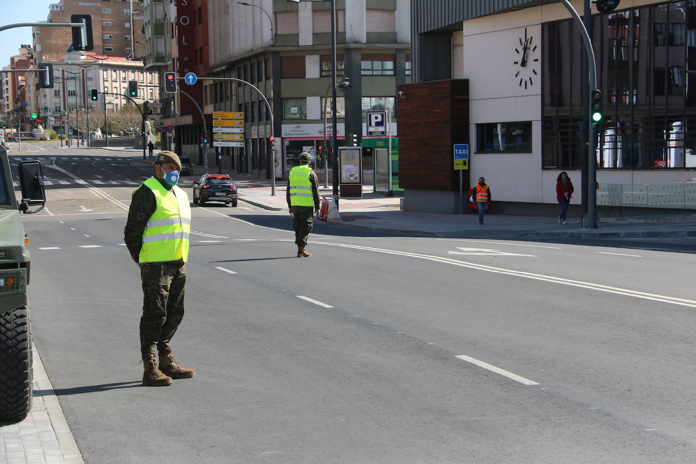 Fotos: El Regimiento de Artillería de Campaña patrulla por León
