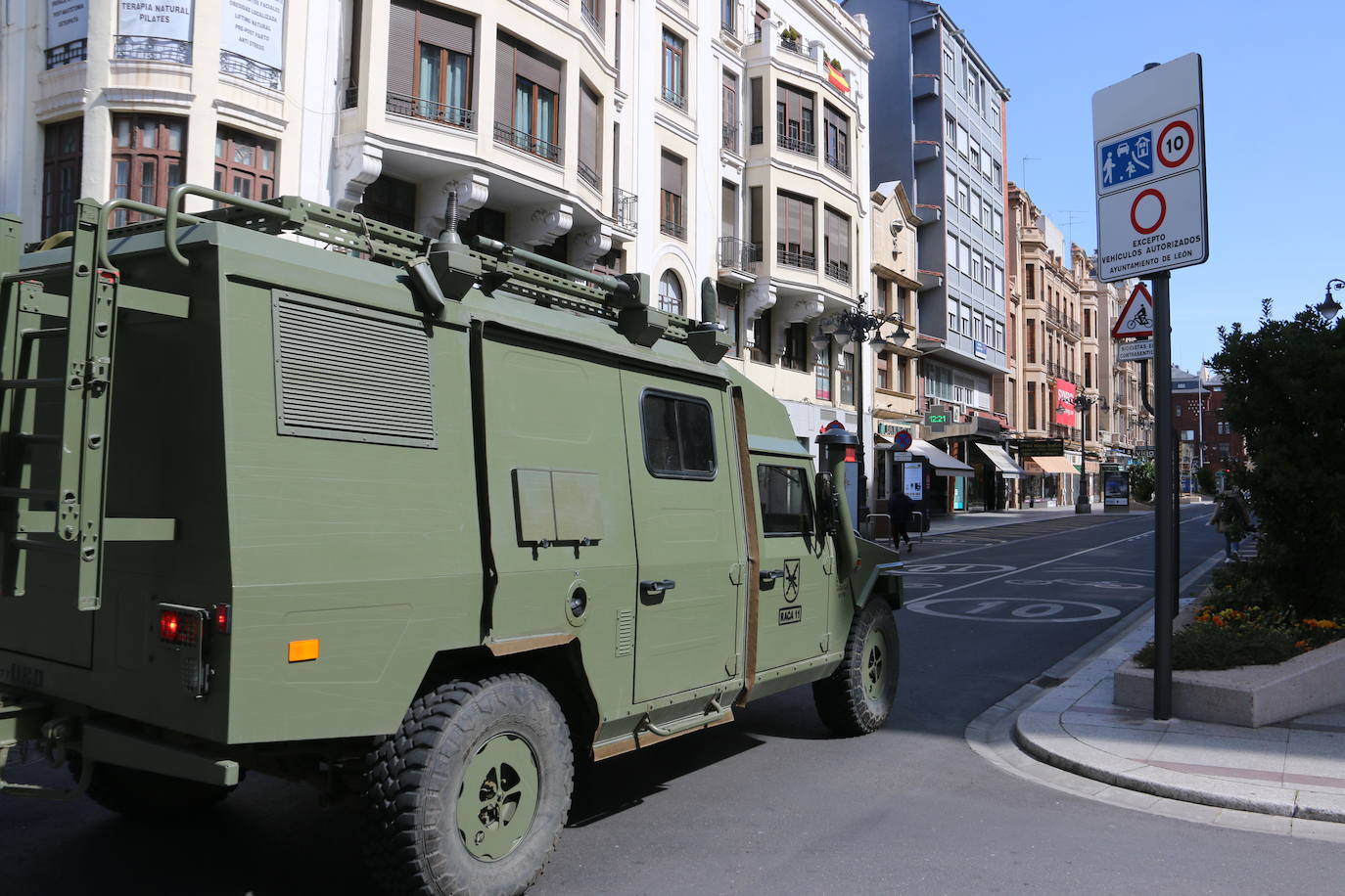 Fotos: El Regimiento de Artillería de Campaña patrulla por León
