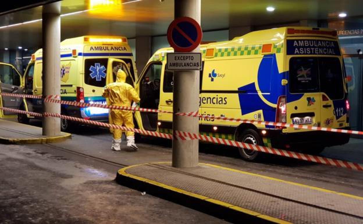 Ambulancias a la puerta del Hospital de León.