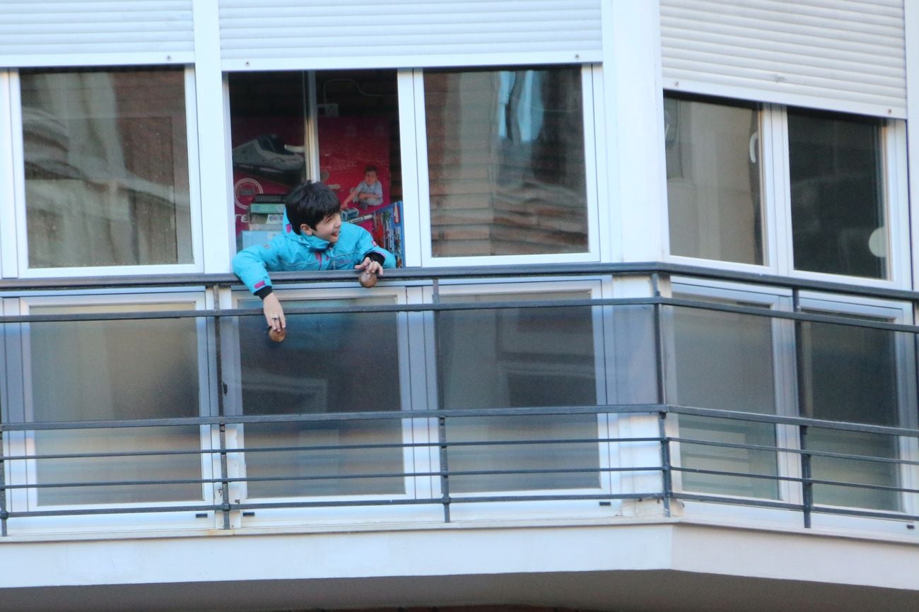 La caída de las temperaturas se compensa con el calor de los leoneses en sus balcones en una nueva jornada de aplauso a los sanitarios en su lucha contra el Covid-19.