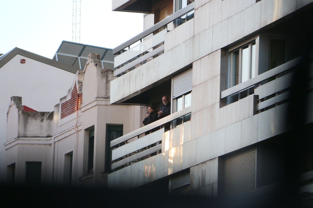 La caída de las temperaturas se compensa con el calor de los leoneses en sus balcones en una nueva jornada de aplauso a los sanitarios en su lucha contra el Covid-19.