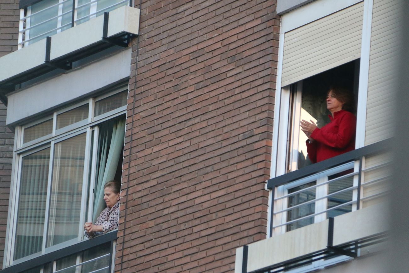 La caída de las temperaturas se compensa con el calor de los leoneses en sus balcones en una nueva jornada de aplauso a los sanitarios en su lucha contra el Covid-19.