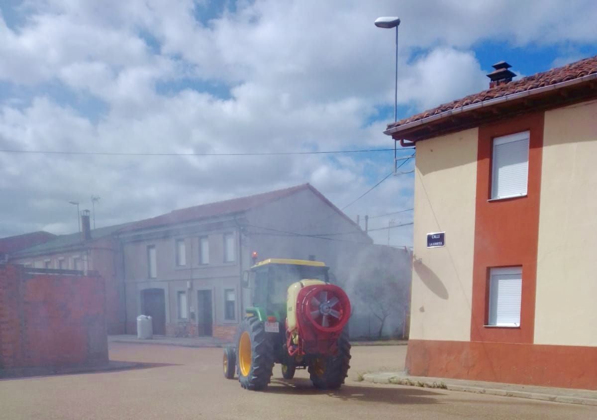 Un tractor desinfecta las calles de Llamas de la Ribera.