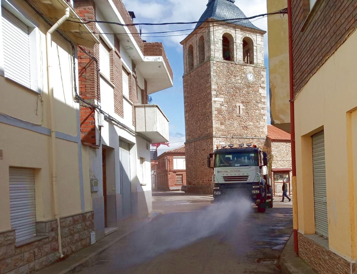 Un tractor desinfecta las calles de Llamas de la Ribera.