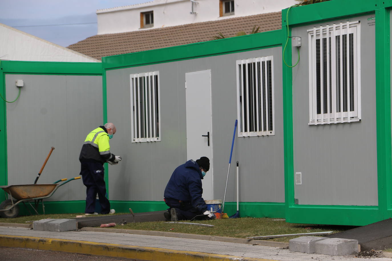 Fotos: Montaje de las carpas de pretriaje