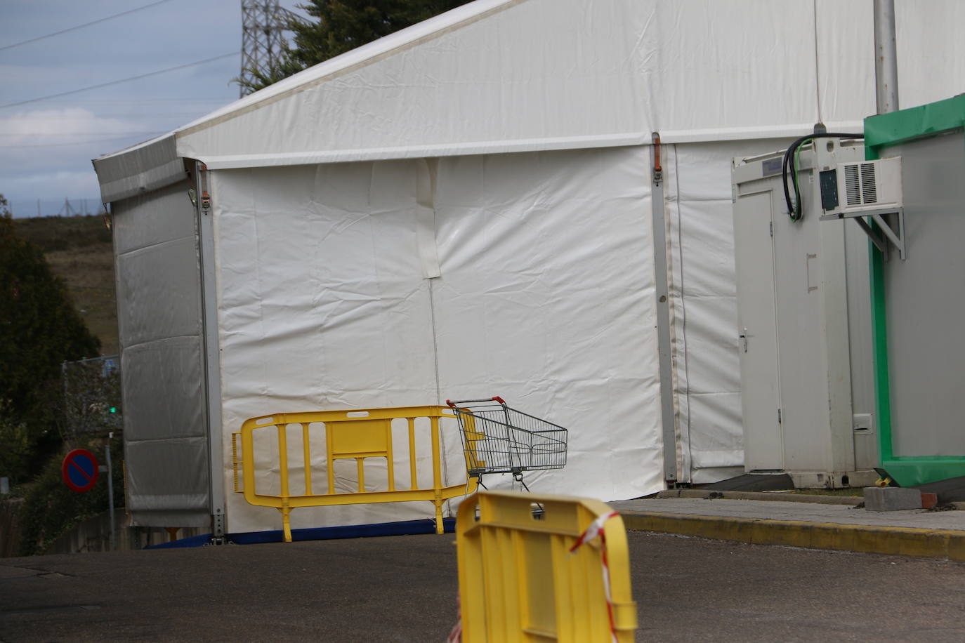 Fotos: Montaje de las carpas de pretriaje