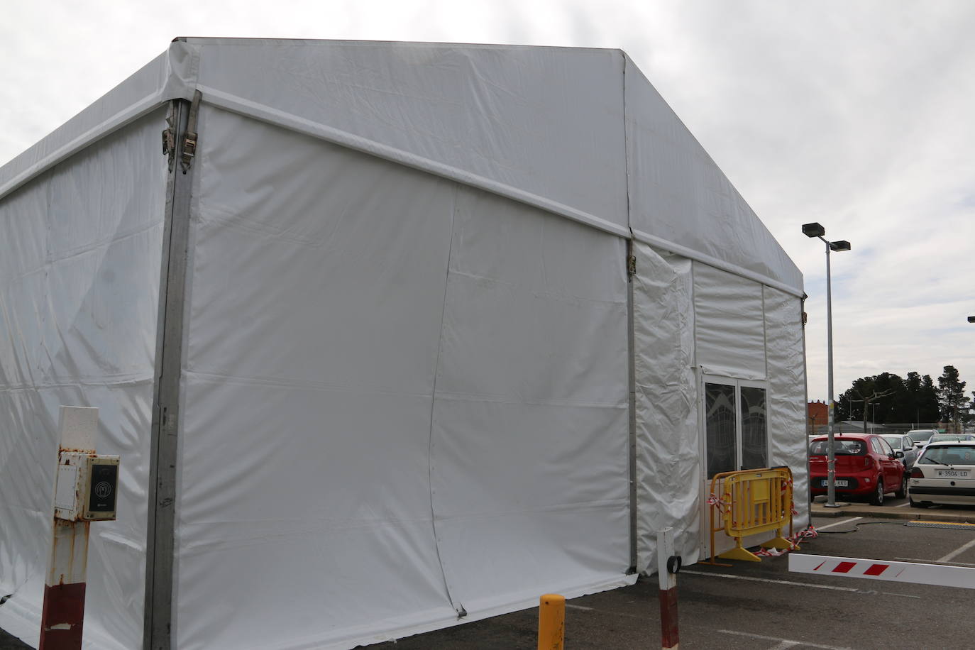 Fotos: Montaje de las carpas de pretriaje