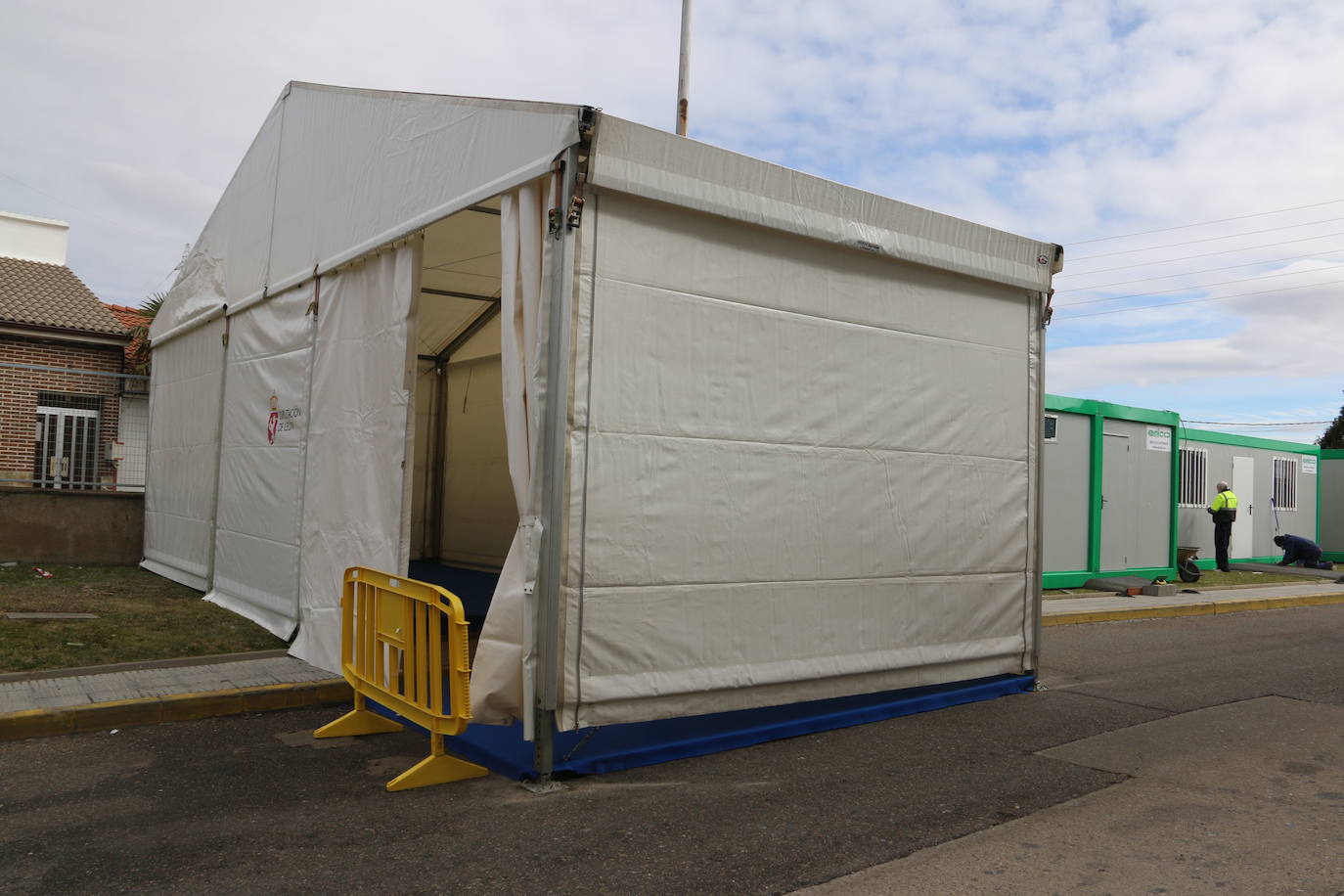 Fotos: Montaje de las carpas de pretriaje