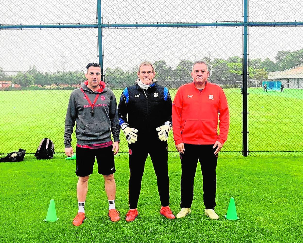 Pepe Mena, a la izquierda, junto a Javier Falagán y Salva Suay, el pasado lunes en la ciudad deportiva del Guangzhou Evergrande. 