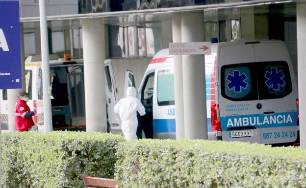 Una ambulancia llegando al Hospital de León.