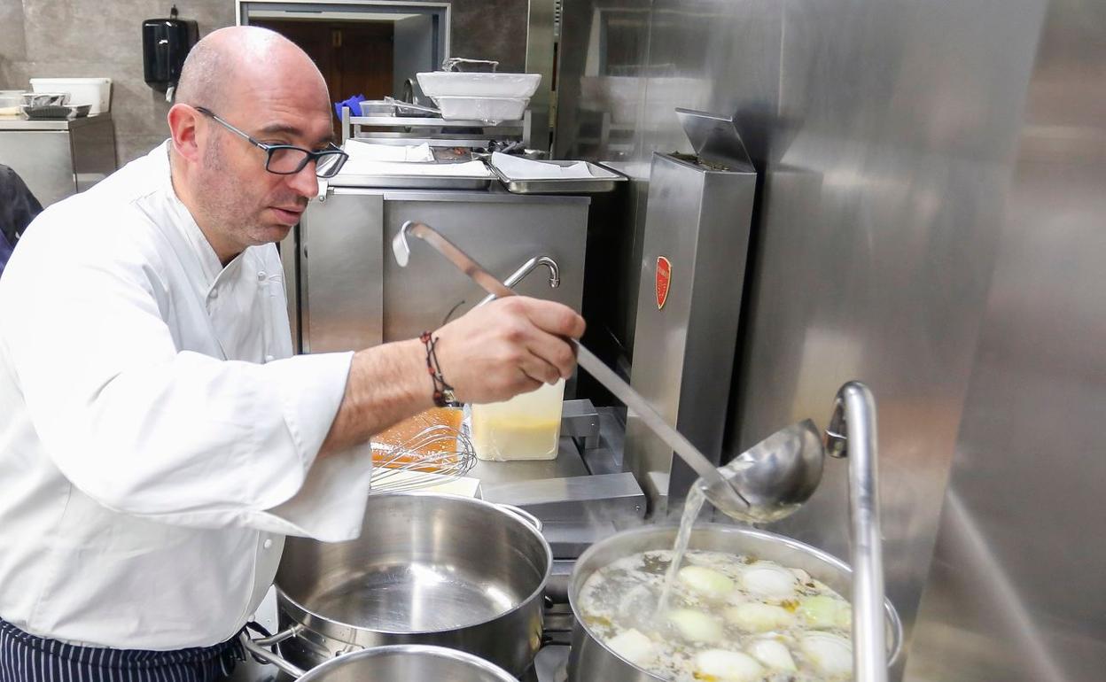 Juanjo Pérez, en la cocina de Cocinandos.