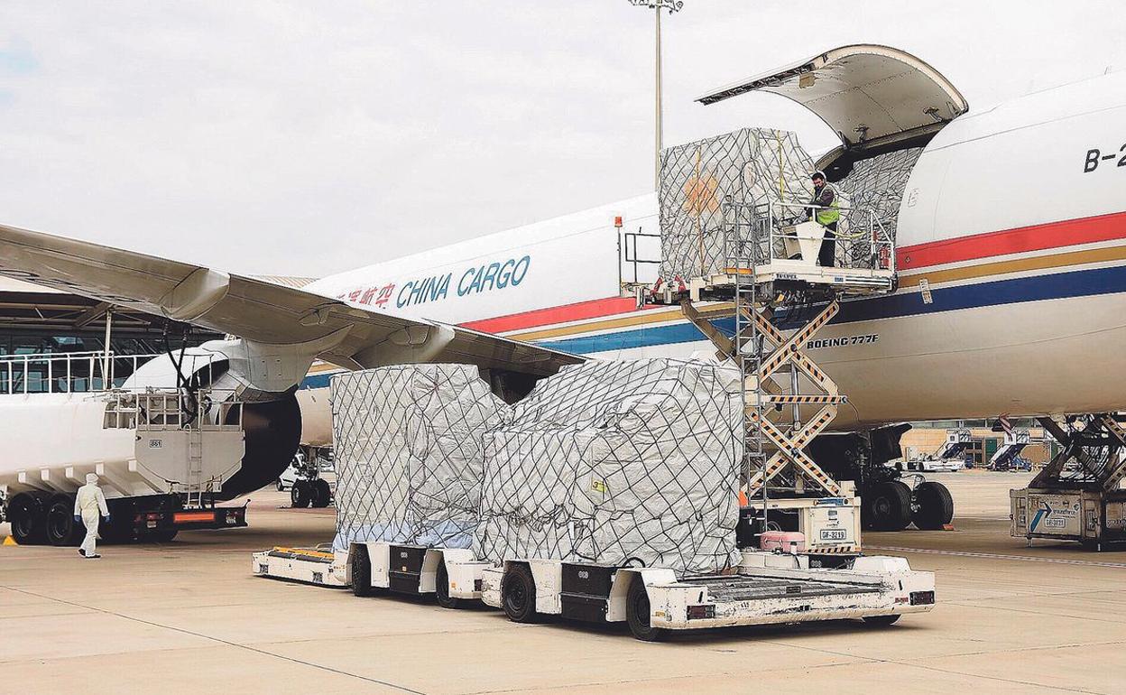 Imagen de uno de los aviones con material sanitario para Castilla y León.