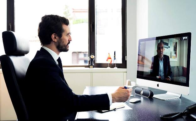 Casado, el miércoles, durante la videoconferencia con el presidente de ATA, Lorenzo Amor. 