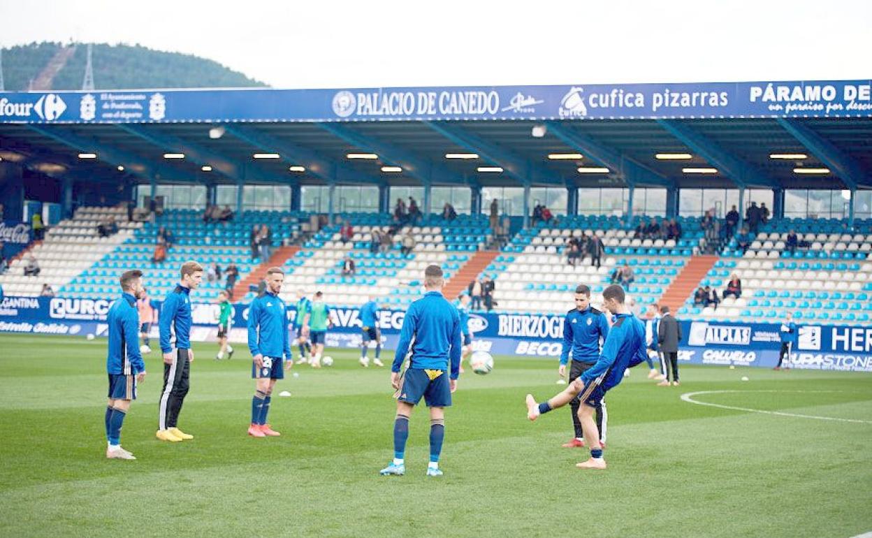 La plantilla de la Ponferradina durante un calentamiento previo al inicio del partido.