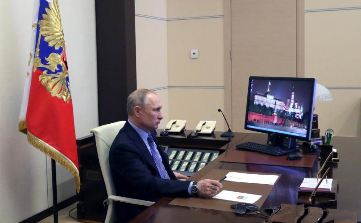 El presidente ruso, Vladimir Putin, en una reunión telemática con líderes regionales del país. 