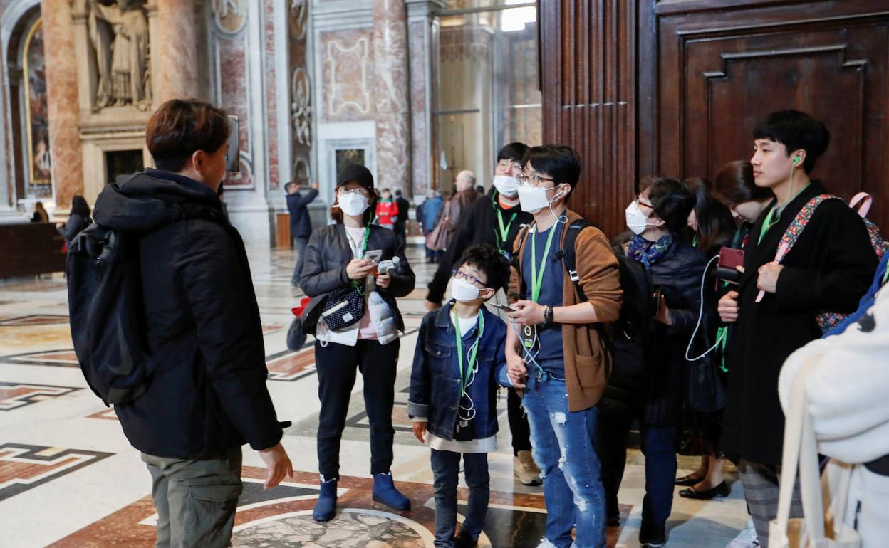 Turistas con mascarilla en el Vaticano. 