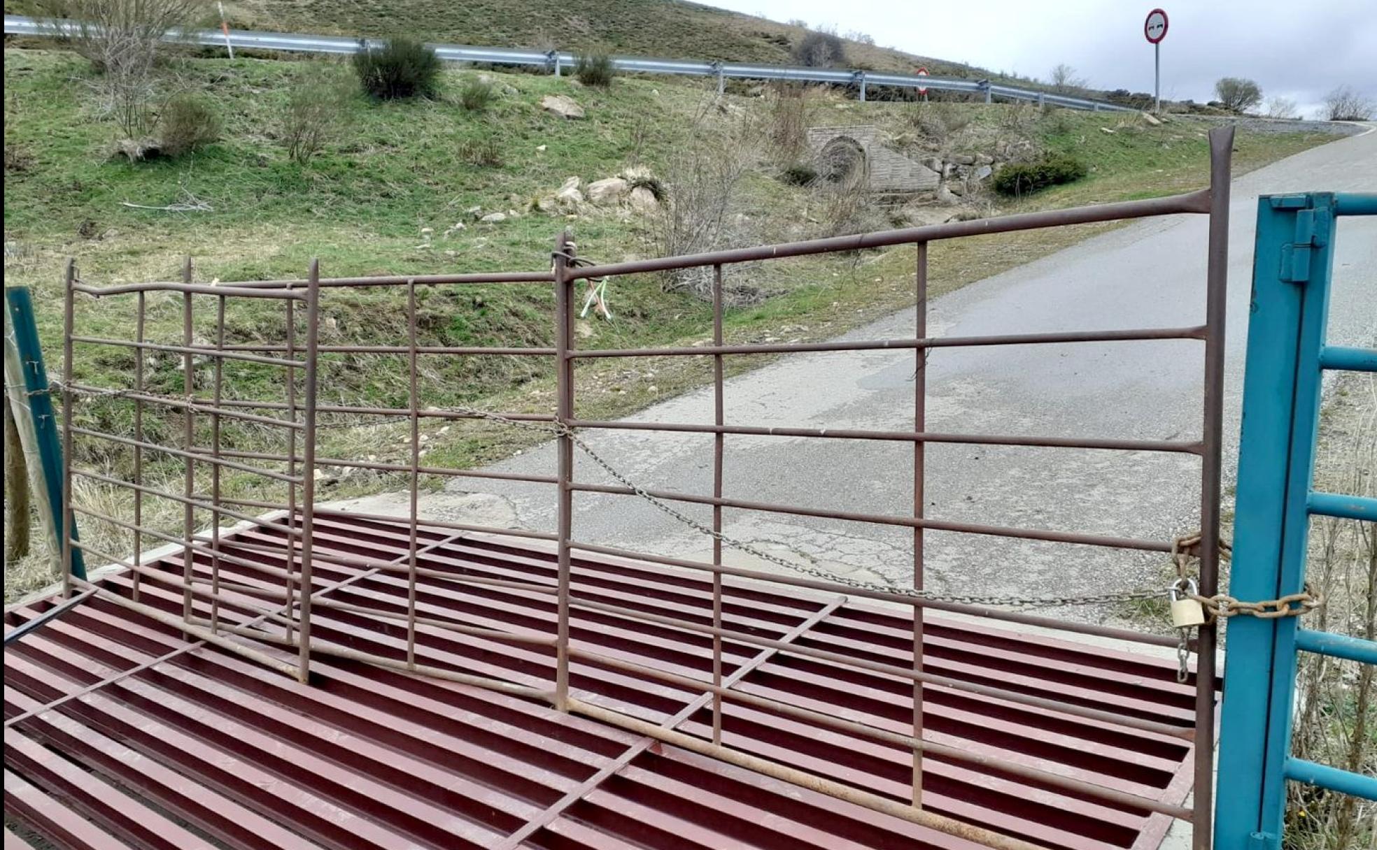 Una de las barreras 'trancadas' para evitar la entrada a la localidad leonesa de Maraña.