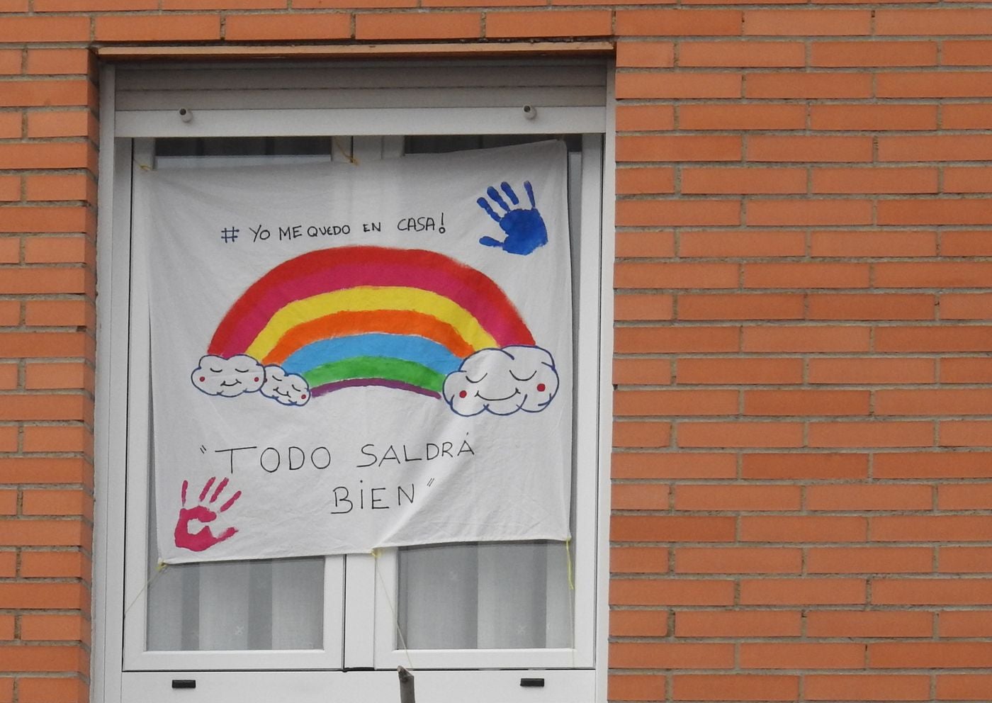 Trabajadores de los supermercados en la barriada de Eras de Renueva salen a la calle para aplaudir a los vecinos. Corazones y gratitud al aire para animar a los residentes en el duro confinamiento.