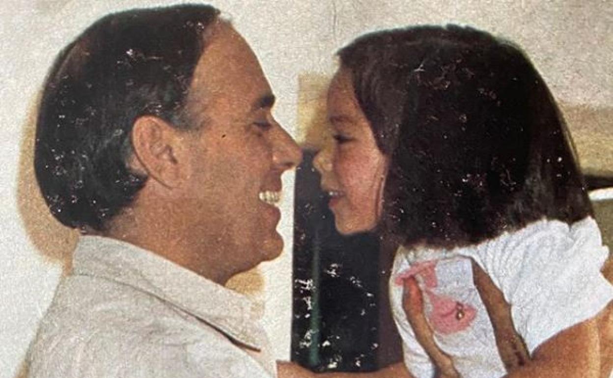 Tamara junto con su padre cuando era una niña.