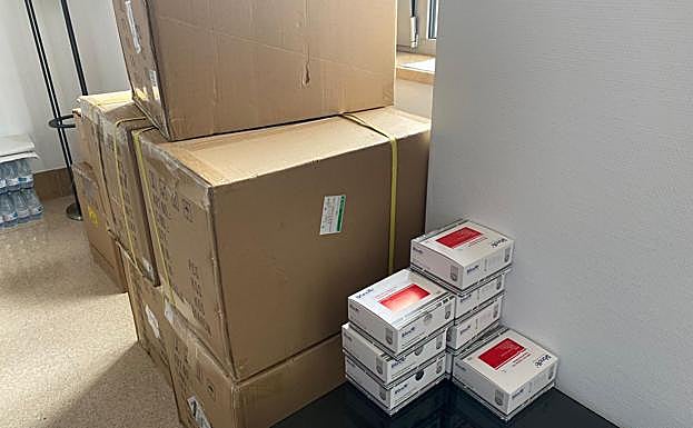 Las cajas de tests, a su llegada a la provincia. 