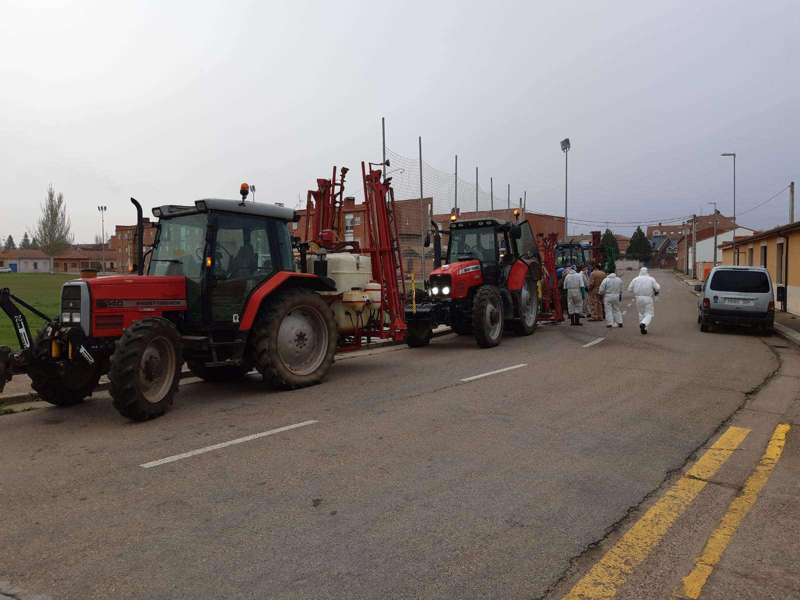 Fotos: Desinfección de las calles de Santa María del Páramo