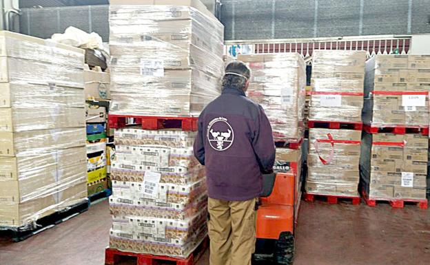 Un voluntario en las instalaciones del Banco de Alimentos de León.