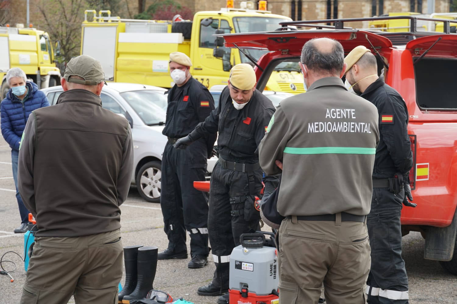 Personal de los servicios territoriales de Fomento y Medio Ambiente de la Delegación Territorial de la Junta en León reciben formación por parte de la UME para llevar a cabo tareas de limpieza de espacios abiertos donde haya carga viral significativa cuando lo requiera el Centro de Coordinación Operativa Integrado (Cecopi)