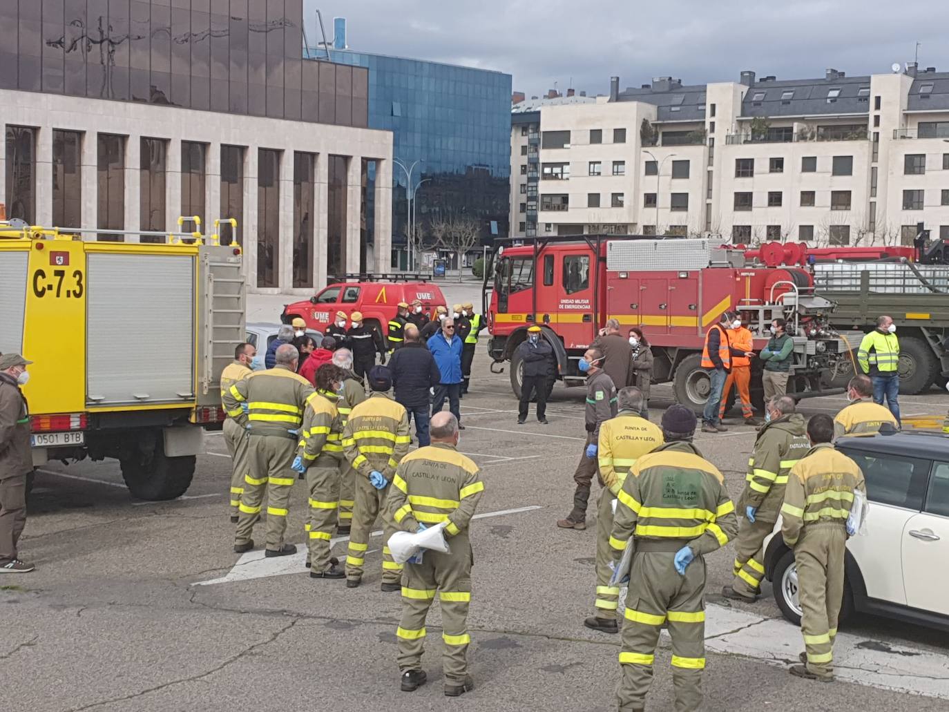Personal de los servicios territoriales de Fomento y Medio Ambiente de la Delegación Territorial de la Junta en León reciben formación por parte de la UME para llevar a cabo tareas de limpieza de espacios abiertos donde haya carga viral significativa cuando lo requiera el Centro de Coordinación Operativa Integrado (Cecopi)