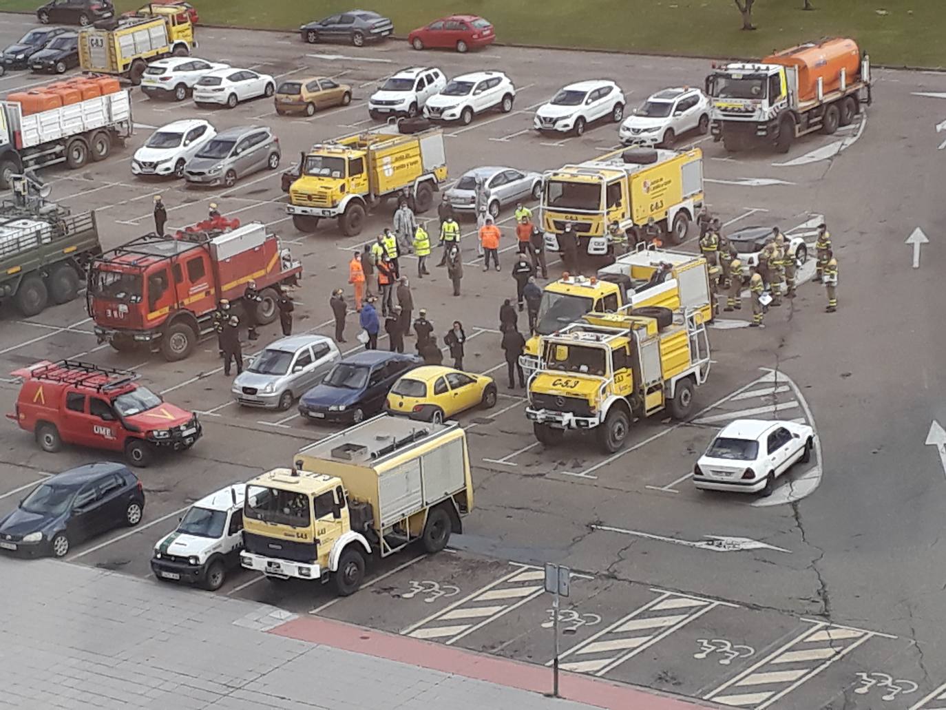 Personal de los servicios territoriales de Fomento y Medio Ambiente de la Delegación Territorial de la Junta en León reciben formación por parte de la UME para llevar a cabo tareas de limpieza de espacios abiertos donde haya carga viral significativa cuando lo requiera el Centro de Coordinación Operativa Integrado (Cecopi)