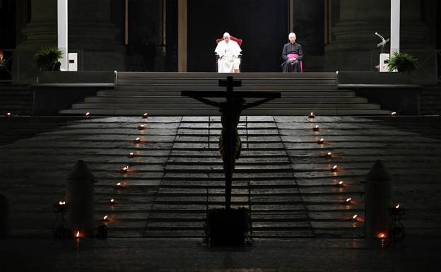 El papa Francisco preside el Via Crucis en una vacía plaza de San Pedro.