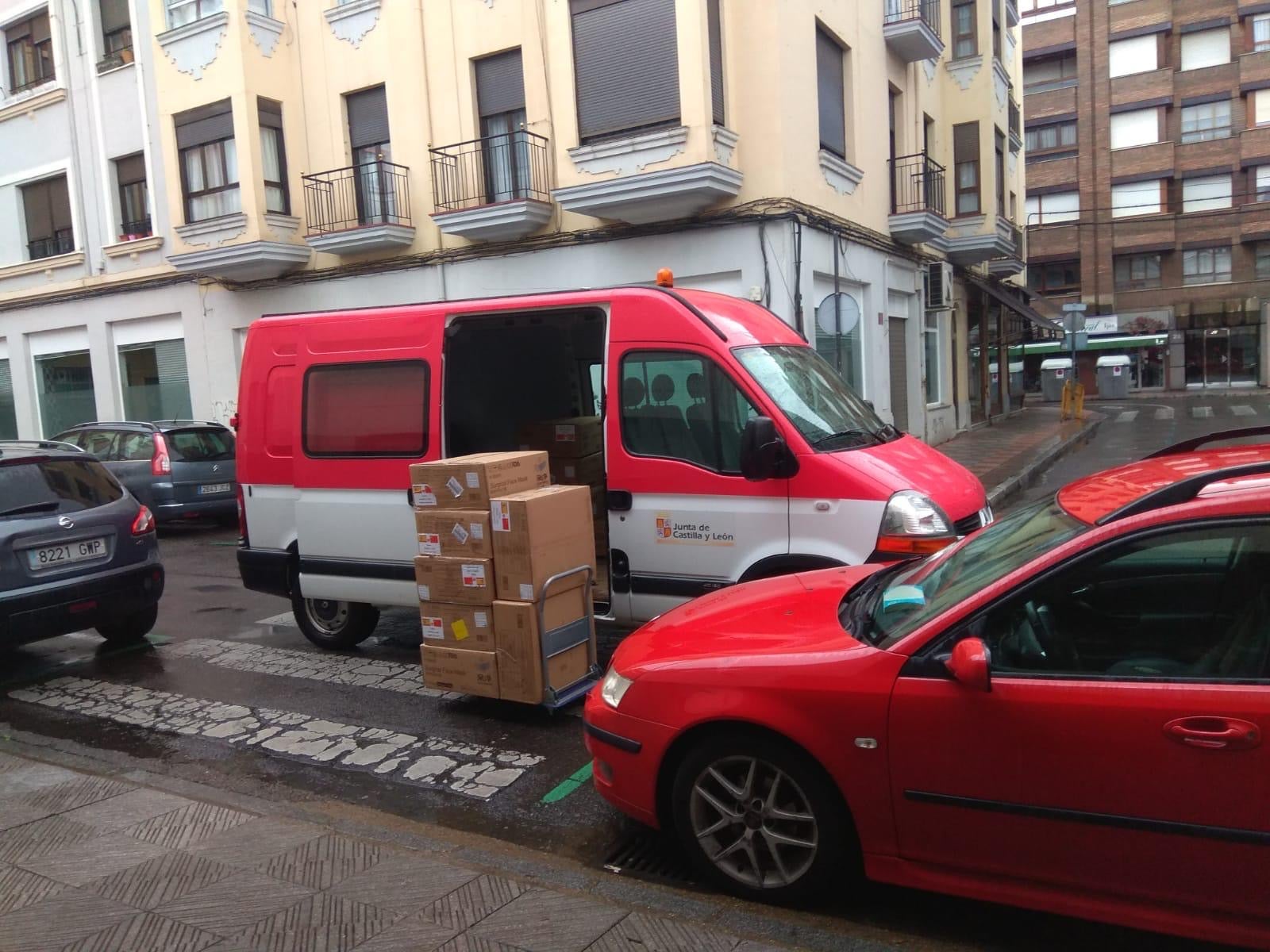 Fotos: Entrega de productos por parte de la Junta