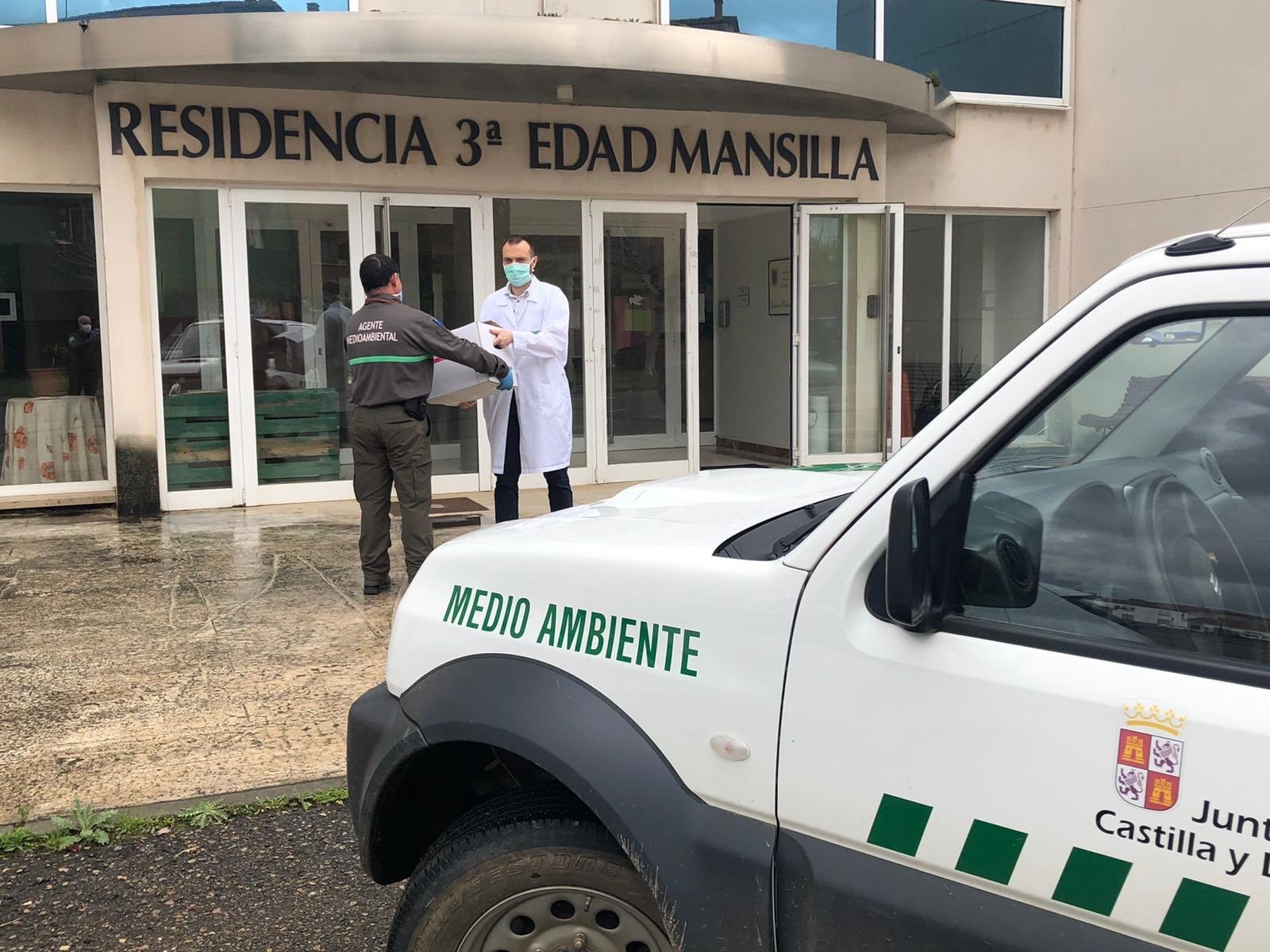 Fotos: Entrega de productos por parte de la Junta