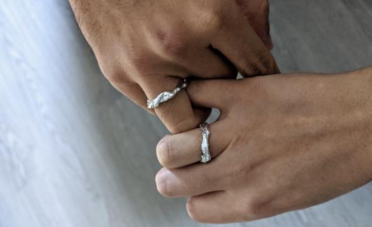 Los anillos de papel de plata que fabricaron Edurne e Isaac para su boda simbólica.