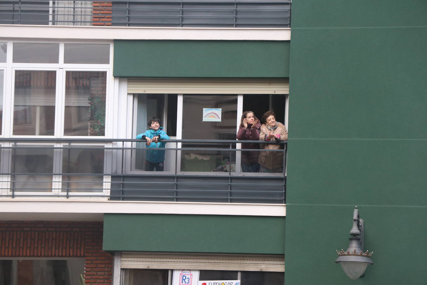 León no falla a su cita con el aplauso sanitario ni leonoticias con sus vecinos.