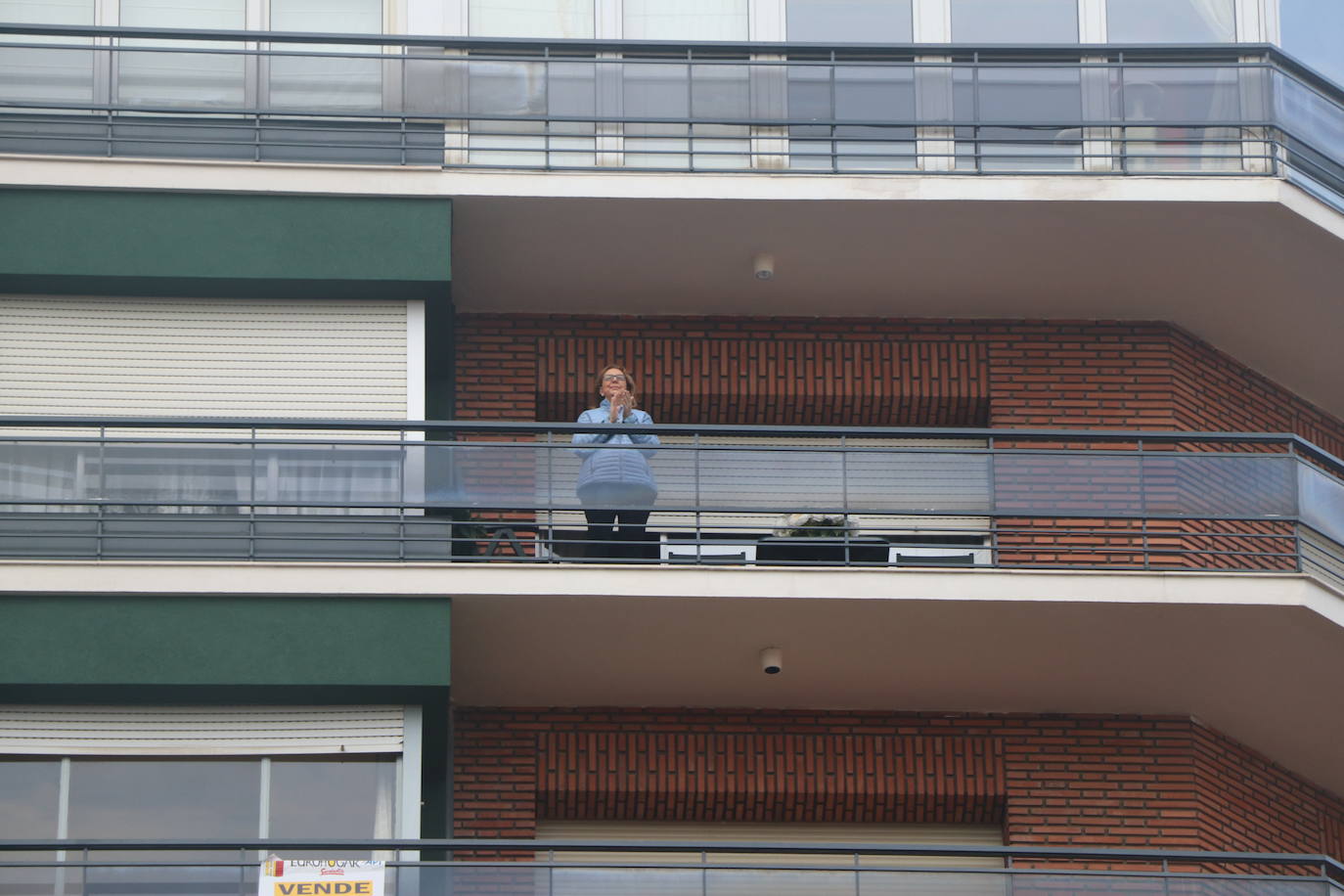 León no falla a su cita con el aplauso sanitario ni leonoticias con sus vecinos.