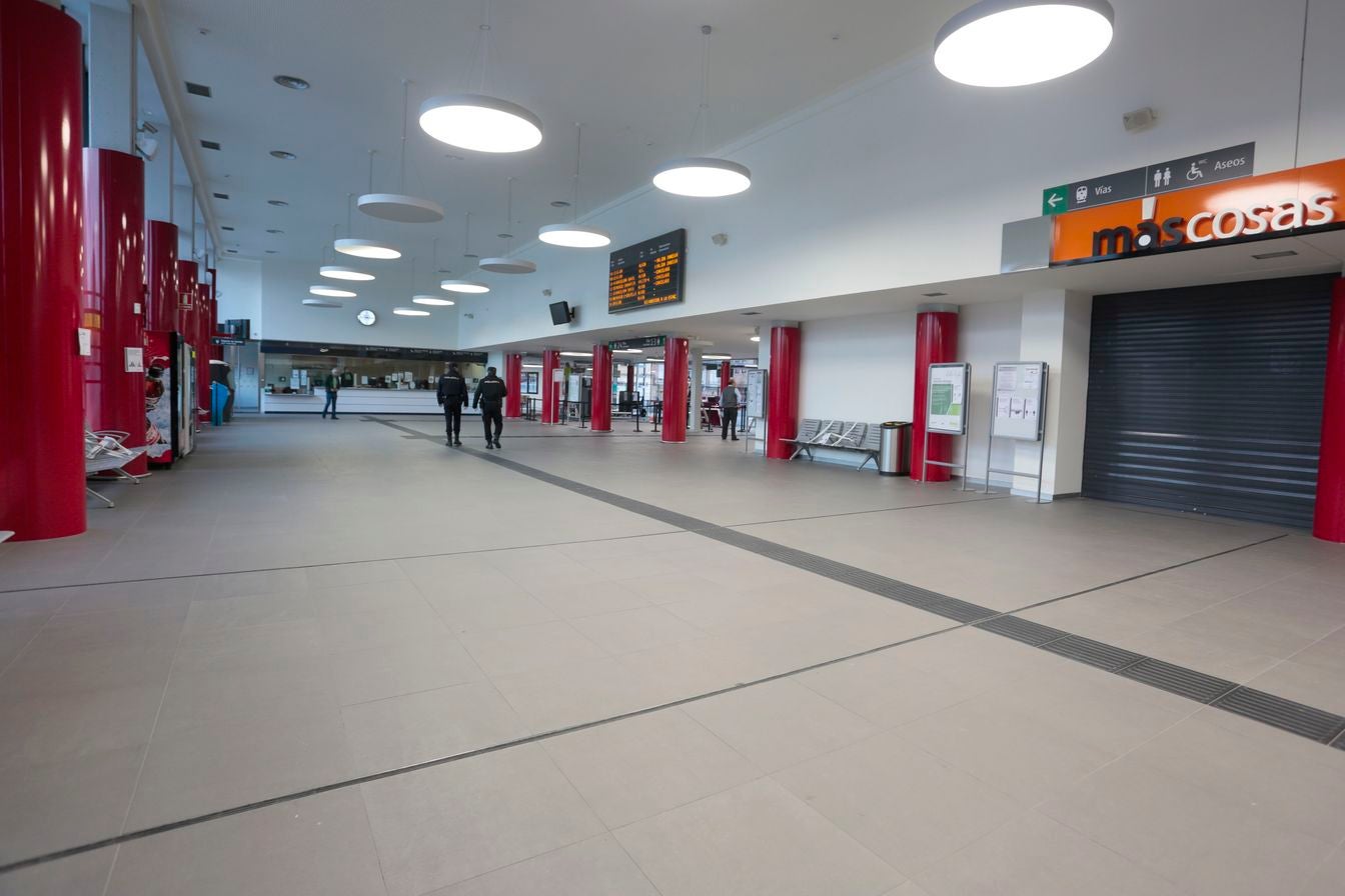 Miembros de Policía Local, Policía Nacional y Protección Civil de León, reparten mascarillas a usuarios del transporte público.