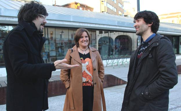 Fabián, María Rodríguez y Juan Marigorta charlan junto a Espacio Vías. 